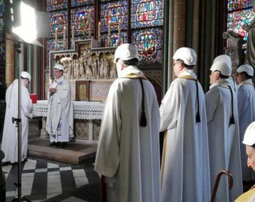 Notre Dame volvió a celebrar una misa a dos meses del incendio