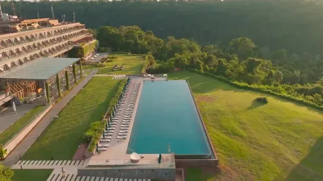 Su piscina infinita tiene vistas privilegiadas a las Cataratas del Iguazú.&nbsp;