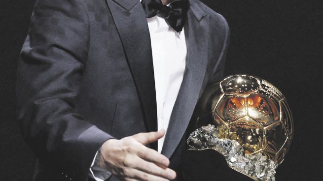 Uno más. Y van ocho Balones de Oro para el campeón del mundo con la Selección Argentina Lionel Messi, el máximo ganador del trofeo.