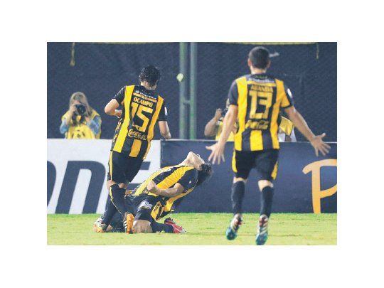 Federico Santander no pidió disculpas, sino que festejó su gol con todas las ganas. El delantero había jugado 18 partidos en Racing, sin marcar ningún tanto.