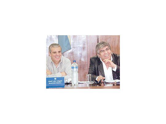 José Luis Lingieri y Hugo Moyano sonríen ayer en la CGT al confirmarse que quedarán a cargo de la liga sindical ya sin la perturbación que les causan los «gordos» que se van de la conducción.