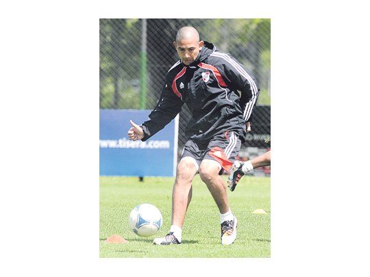 El «Chino» Carlos Luna volvería a ser titular ante Quilmes por David Trezeguet, que no se recuperó de la lesión.