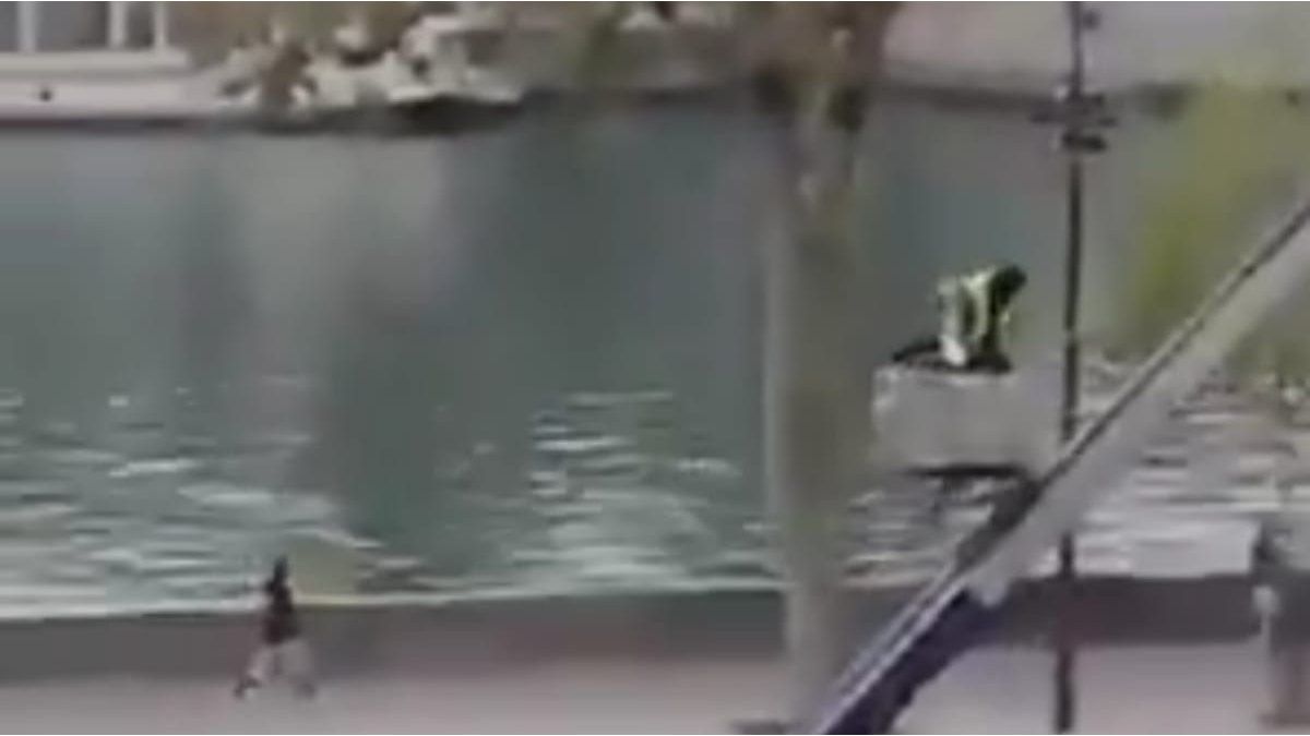 A new video of the Louvre Museum robbery shows the moment the thieves escaped with the jewels