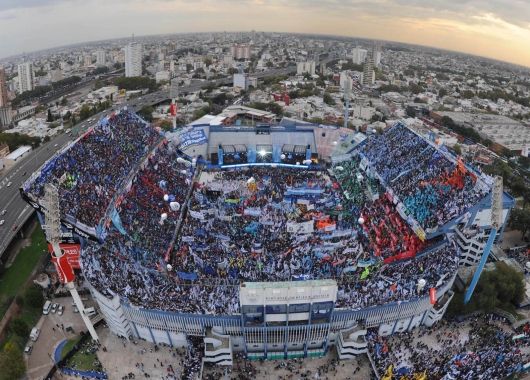 En un masivo acto, Cristina reivindicó el rol del Estado y agradeció a la oposición por el apoyo a YPF (foto 1)