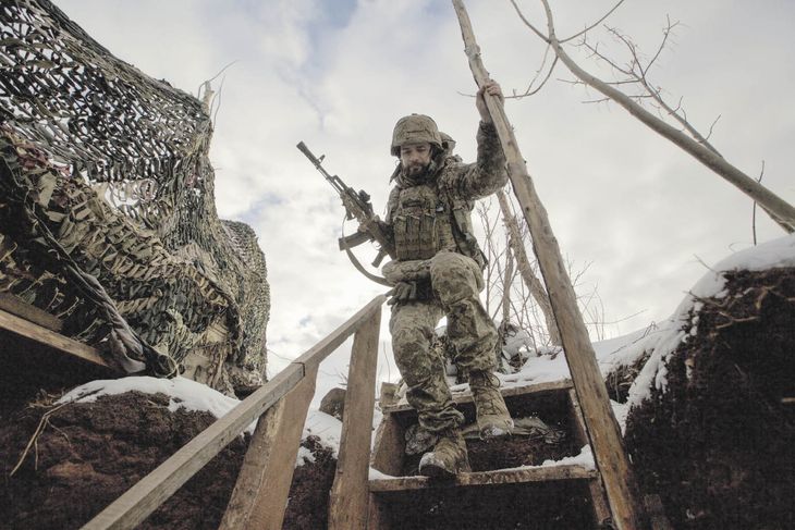 SIN TREGUA. Un soldado ucraniano se prepara para entrar en combate con las milicias prorrusas en la región oriental de Donetsk.
