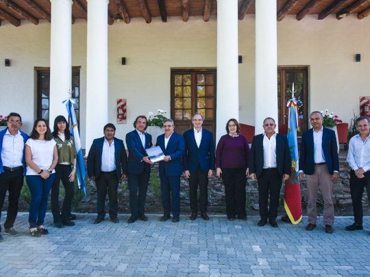 El gobernador catamarqueño Raúl Jalil, el martes junto a David Tinel, gerente regional de la Corporación Financiera Internacional, que es parte del grupo del BM; el CEO de Galaxy, Ariel Alzugaray, y el del proyecto Sal de Vida, Martín Pérez de Solay. Por la vereda provincial fueron de la partida la asesora de Gobierno, Susana Peralta; la secretaria de Desarrollo Minero, Teresa Regalado y la directora provincial de Gestión Ambiental Minera, Antonella Velazco, entre otros.