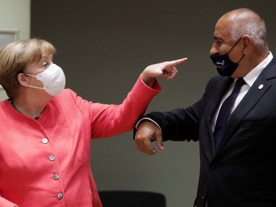 La canciller Angela Merkel corrige el uso del barbijo del primer ministro de Bulgaria, durante la cumbre de la UE.