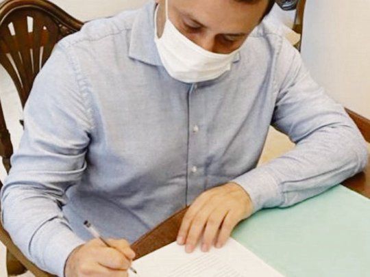 Avance. Oscar Herrera Ahuad, al rubricar ayer el proyecto de Presupuesto, con eje en las áreas de Educación, Salud y Desarrollo Social.