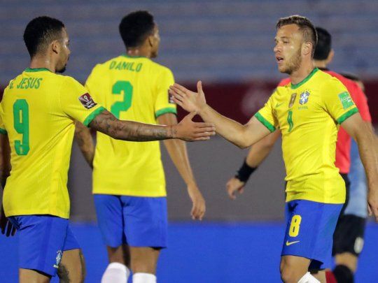 Brasil le ganó a Uruguay en Montevideo y es líder en las Eliminatorias Sudamericanas.