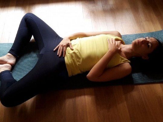 ¿Por qué esta técnica funciona? Si usamos el control de nuestro cuerpo para que este actúe justo de la forma contraria en la que los mecanismos del miedo le ordenan, se envía una señal de serenidad.