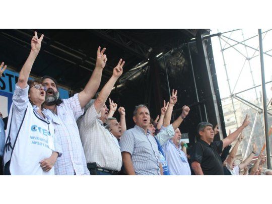 Marcha contra las reformas incluyó mensaje a la CGT y una advertencia de paro general