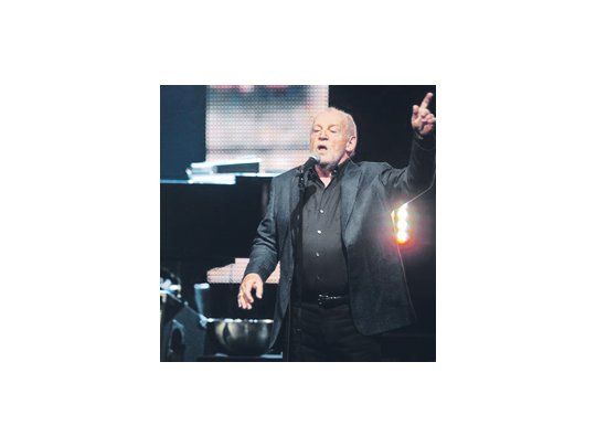 Un Luna Park colmado ovacionó a Joe Cocker, recordado líder de los «Perros rabiosos» y leyenda viviente del pop rock británico.