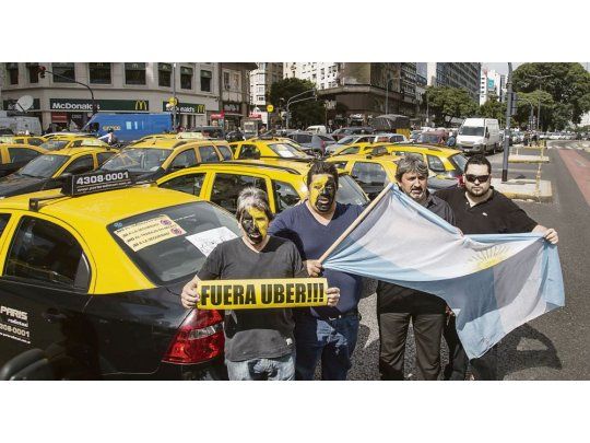 Piquetes. En varias oportunidades los trabajadores de taxis se manifestaron cortando calles contra la llegada del servicio UBER.