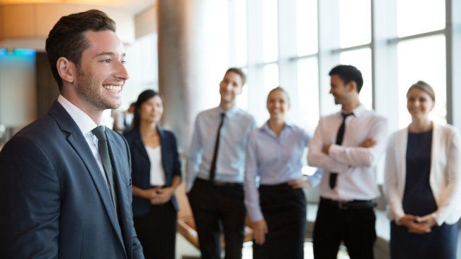 Un líder potenciador entiende que su rol principal no es ser el primero, sino estar al servicio del otro.&nbsp;