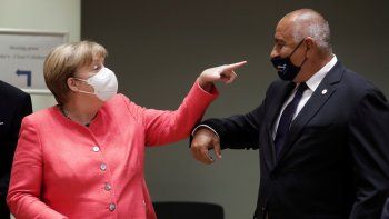 La canciller Angela Merkel corrige el uso del barbijo del primer ministro de Bulgaria, durante la cumbre de la UE.