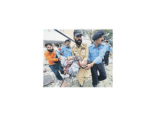 Devastación y muerte fueron el resultado de la explosión de un coche bomba frente a la Embajada de Dinamarca en Islamabad. No cede la tensión entre los sectores islámicos más radicalizados y varios países de Occidente a pesar de que ya pasaron más de dos años de la publicación de viñetas satíricas sobre Mahoma.