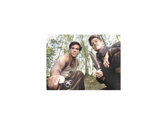 Brad Pitt (en la foto junto a Eli Roth) hace una caricatura divertida de duros como Lee Marvin, pero los actores que realmente brillan en el film de Tarantino son todos europeos.