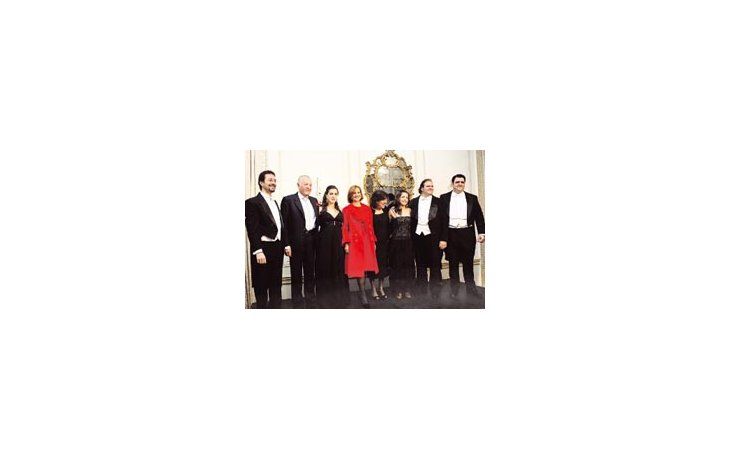 ámbito.com | Los jóvenes cantantes Marina Silva, Florencia Machado, Duilio Smiriglia y Fabián Veloz posan junto al pianista Marcelo Ayub, Alejandro Cordero, Teresa Bulgheroni y la directora del Instituto del Colón Ana Massone, después del recital.
