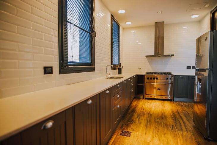 Casonas de Mayo, también en la zona, con unidades culminadas con materiales de cocina ultra resistentes Casonas de Mayo, también en la zona, con unidades culminadas con materiales de cocina ultra resistentes