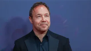 Graham obtuvo el premio a Mejor Actor en una Miniserie, Antología de Películas para Televisión.