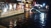 El monento que retiran la camioneta del río.