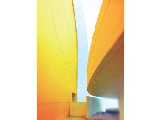Ejemplos. Arriba, pictórica foto de la serie “Volúmenes vacíos”, y al lado, una de las obras a las que Miño imprime ilusión de movimiento.