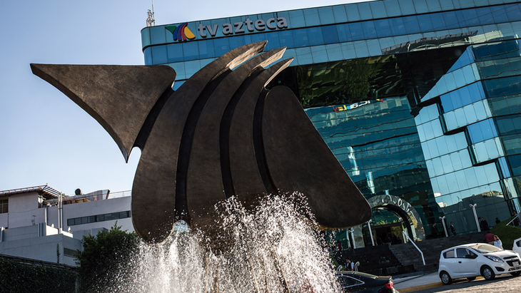 Las oficinas centrales de TV Azteca, ubicadas al sur de la Ciudad de México, se preparan para recibir contingentes de activistas que exigen sanciones severas contra el discurso de odio hacia los animales en televisión abierta.
