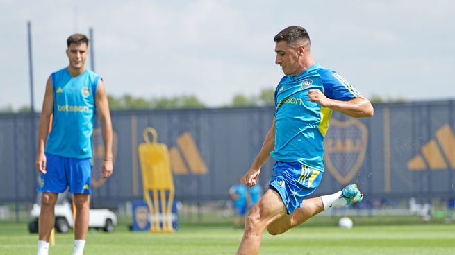 Miguel Merentiel en plena acción duerante el entrenamiento matutino que el plantel de Boca realizó en Ezeiza. Su acompañante en la ofensiva para el domingo ante River será el uruguayo Edinson Cavani,