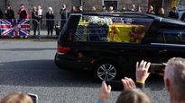 la despedida de isabel ii: el feretro llego a edimburgo tras homenajes en las calles