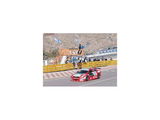 El Toyota Corolla de Matías Rossi recibe la bandera a cuadros en El Zonda de San Juan. Este triunfo significó el primero con Toyota Corolla y el 14º dentro de su historial en la categoría.