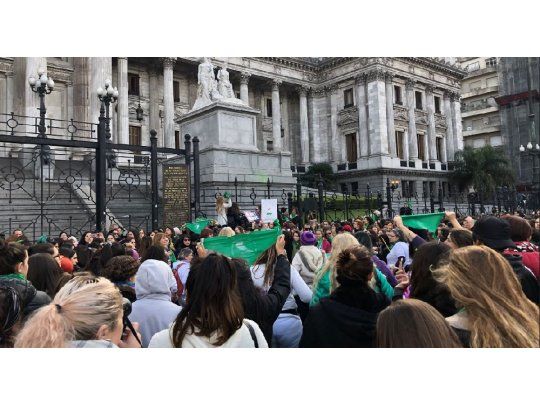 Miles de mujeres se movilizaron con el pañuelo verde por la legalización del aborto.