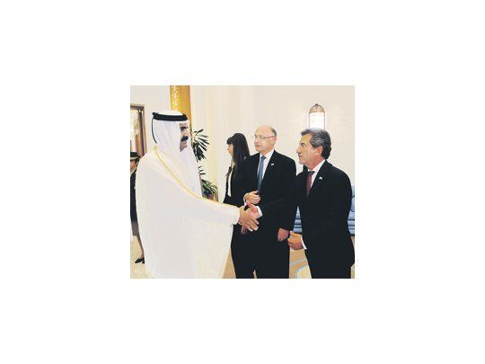 El gobernador saluda al emir Hamad Bin Khalifa Al-Thani, de Qatar. A su lado, el canciller Héctor Timerman, virtual traductor de la comitiva debido a las dificultades en el manejo del inglés de los funcionarios.