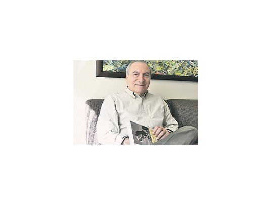 Entre otras celebraciones por los 80 años del nacimiento de Martínez, se acaba de editar “Tinieblas para mirar”, que reúne cuentos inéditos y dispersos escritos a lo largo de medio siglo sobre temas que lo inquietaban.