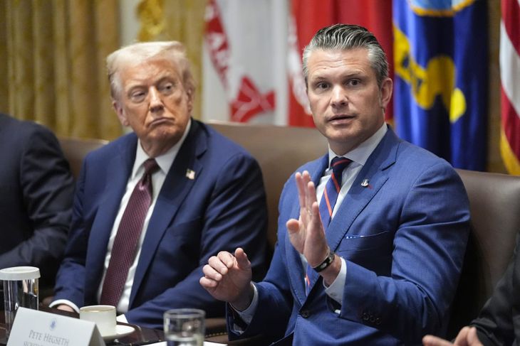 Donald Trump junto a Pete Hegseth. Donald Trump junto a Pete Hegseth.