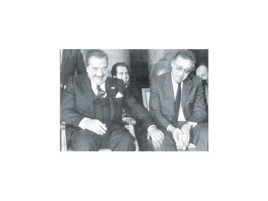 Ríen Raúl Alfonsín y Juan Sourrouille (con José Luis Machinea de fondo). El éxito inicialmente conseguido por el Plan Austral no era para menos: la inflación bajaba rápidamente y el Gobierno recuperaba popularidad.