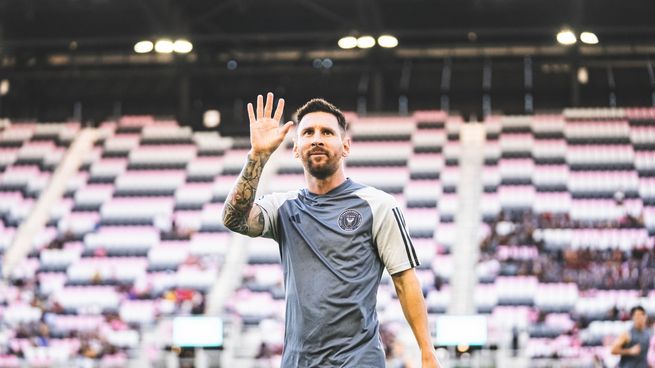 Un grupo de chicos que estaban en otro auto y venían de jugar al fútbol lo interceptaron en un semáforo a Lionel Messi, quien se detuvo y dialogó unos minutos.