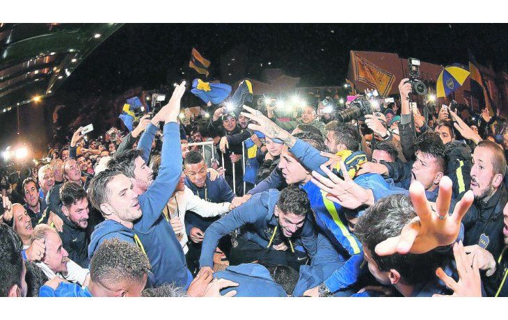 Euforia. En un buen gesto, los jugadores se asomaron a  las ventanas y luego salieron a la puerta del hotel para festejar junto a la gente la conquista de un nuevo título.