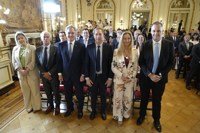 Los ministros dijeron presente en la jura de Carlos Presti.&nbsp;