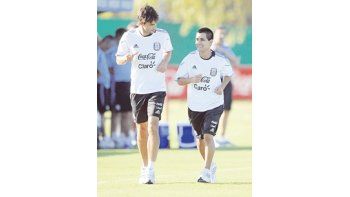 David y Goliat. Maximiliano Moralez y Fernando Tobio en el último entrenamiento en Ezeiza. Los dos jugadores que aportó Vélez serían titulares.