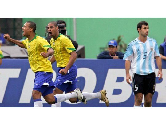 Adriano quiere volver a jugar al fútbol.