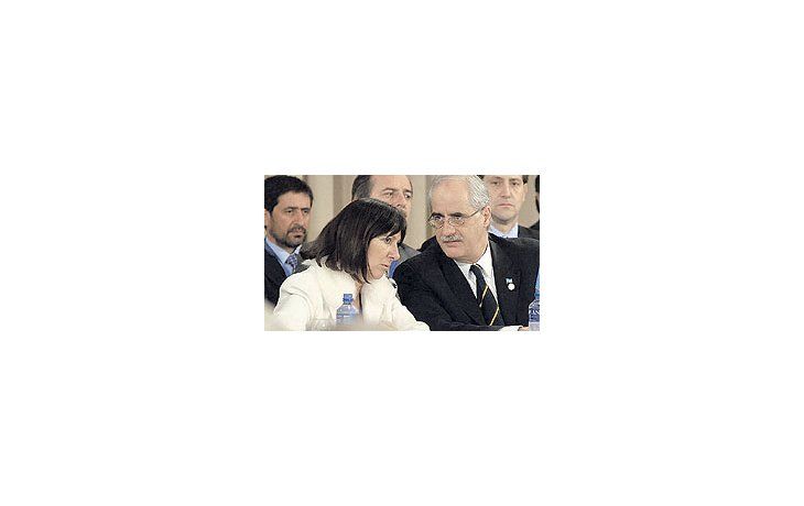 Felisa Miceli y Jorge Taiana encabezaron ayer la reunión de ministros del Mercosur. Lafuncionaria explicó el proyecto argentino-venezolano de crear un banco para financiar obrasen la región.