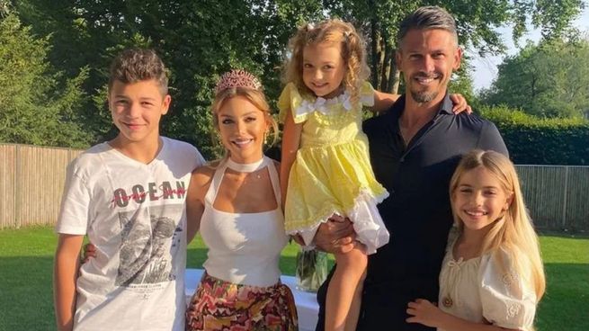 Martín Demichelis junto a sus tres hijos y a su expareja, Evangelina Anderson.