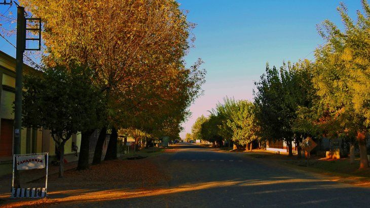 Las calles del pueblo, tranquilas y arboladas invitan a caminar y contemplar el paisaje.