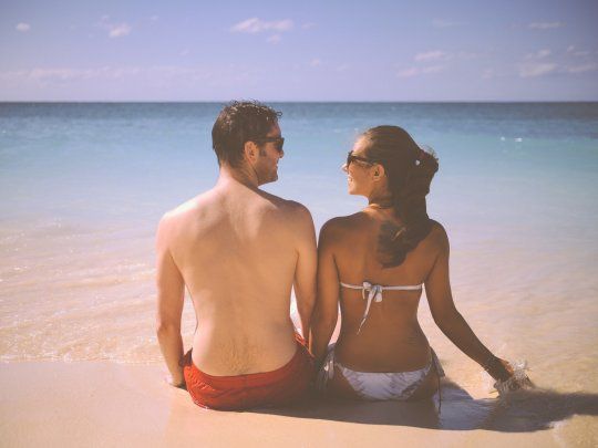pareja novios playa.jpg