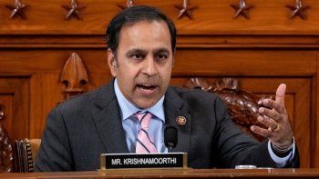 El congresista Raja Krishnamoorthi solicitó al presidente Joe Biden que el excedente de millones de vacunas de AstraZeneca fueran distribuidas a países donde el coronavirus esté golpeando con mayor fuerza, “incluyendo India, Argentina y otros”.