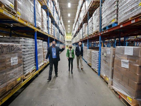 El presidente de Estados Unidos, Joe Biden, recorre una fábrica en Texas.