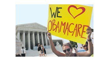 La decisión de la Corte Suprema estadounidense que salvó ayer la reforma sanitaria de Barack Obama fue saludada por simpatizantes del mandatario demócrata frente a la sede del alto tribunal.