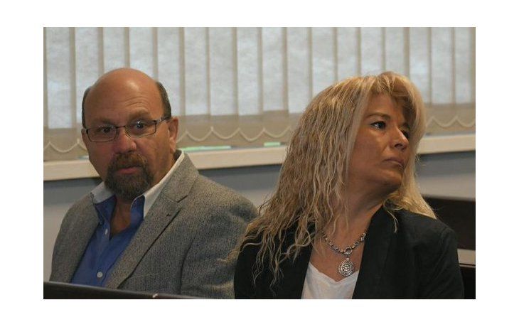 Luis Lobos junto a su esposa, durante el juicio por enriquecimiento ilícito.