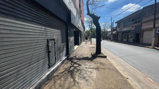 En el centro de Pilar se observan a simple vista locales comerciales vacíos, con carteles de alquiler y a la espera de nuevos inquilinos