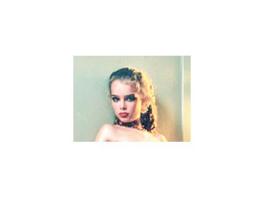 Fragmento de la foto de Brooke Shields a los 10 años, desnuda y maquillada, que la Tate Modern londinense se proponía exhibir y debió retirar antes de la inauguración por «sugerencia» de la Unidad de Publicaciones Obscenas de Scotland Yard.